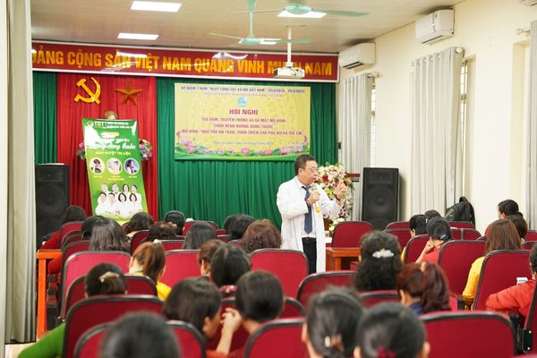 Bác sĩ Lê Hữu Tuấn chia sẻ kiến thức chăm sóc sức khỏe trong chương trình