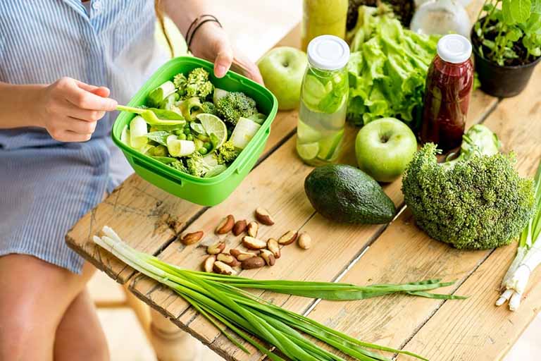 Tăng cường bổ sung chất xơ vào trong thực đơn ăn uống hàng ngày giúp đẩy lùi triệu chứng táo bón