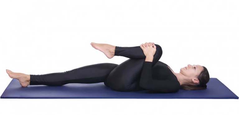Bài tập co gối có tác dụng kéo giãn cơ và phần lưng dưới giúp mang lại hiệu quả giảm đau