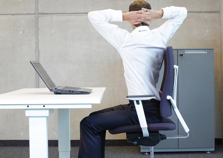 Cải thiện tình trạng đau nhức lưng bằng bài tập kéo giãn lưng dưới ngay trong phòng làm việc