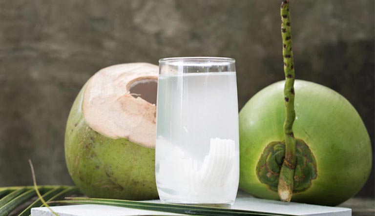 Nước dừa là bài thuốc Nam trị sỏi thận làm giảm thiểu nhiều triệu chứng của bệnh