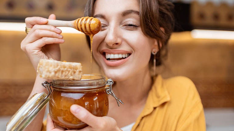 Chữa trào ngược dạ dày bằng mật ong là mẹo dân gian được rất nhiều người bệnh ưu tiên áp dụng tại nhà