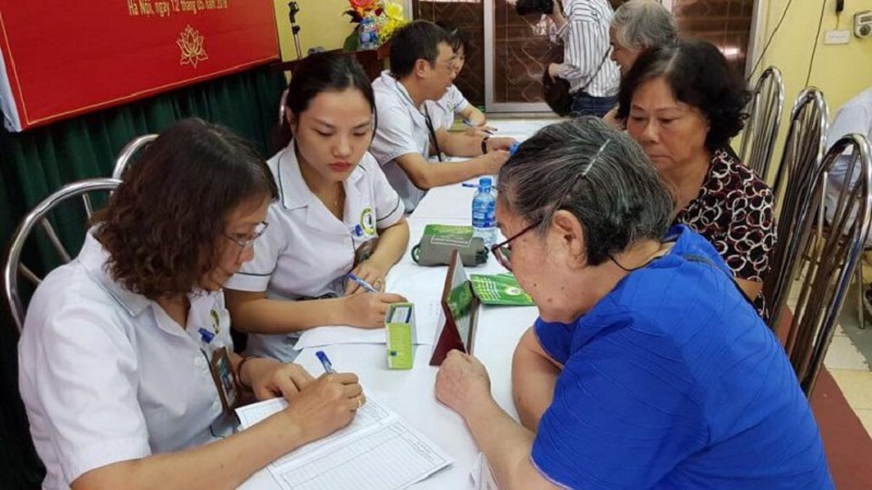 Ths, Bs Nguyễn Thị Tuyết Lan đang khám cho bệnh nhân