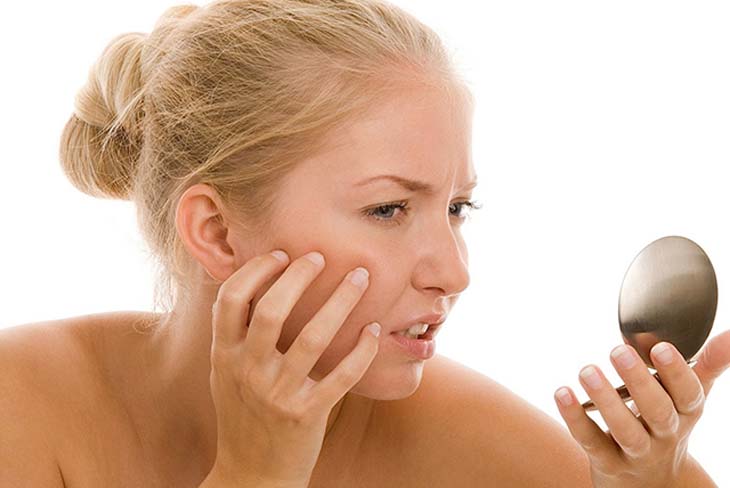 Phụ nữ thay đổi nội tiết tố khiến da mặt ngứa và sần sùi