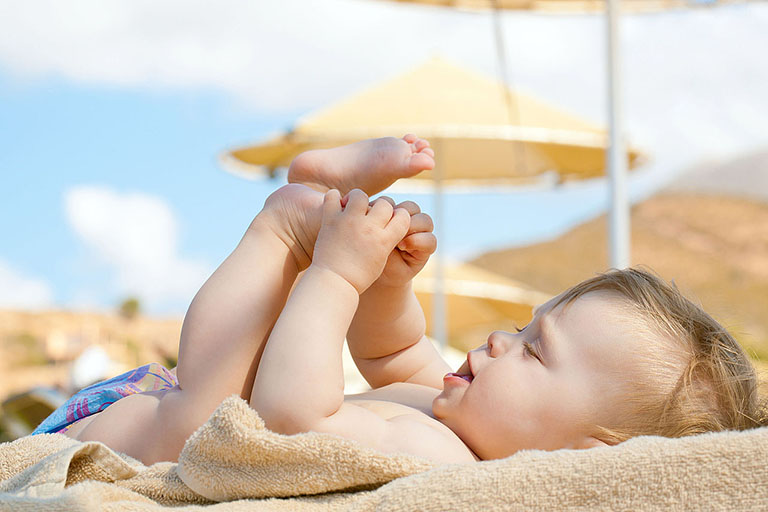Tắm nắng thường xuyên cho bé để bổ sung thêm vitamin D 