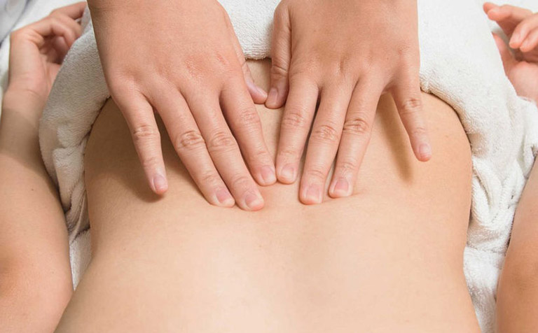 Kết hợp thoa rượu thuốc với massage lưng giúp nâng cao hiệu quả mang lại