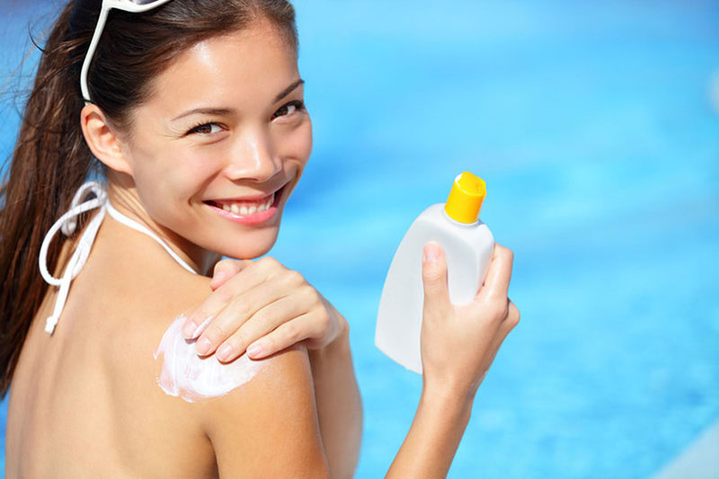 Chăm sóc da và bôi kem chống nắng để bảo vệ da