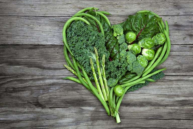 Người bị đau khớp gối nên bổ sung rau xanh vào chế độ ăn uống hàng ngày