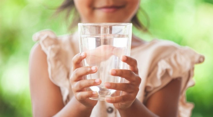 Nên cho trẻ bị nổi mề đay uống nhiều nước mỗi ngày
