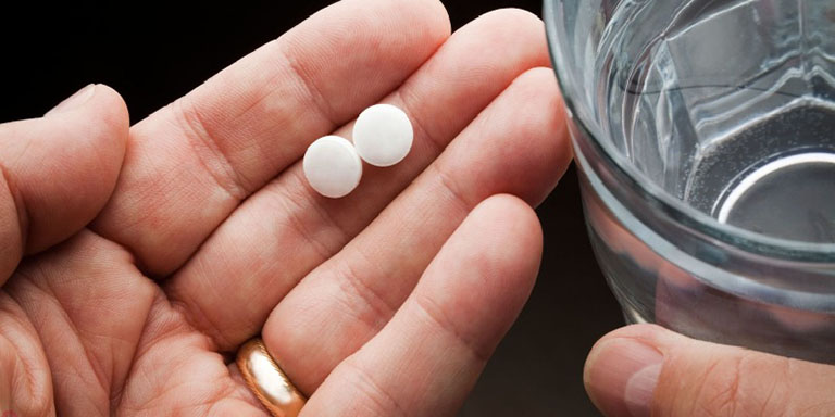 Sử dụng thuốc Tây y giúp bạn đi ngoài một cách nhanh chóng và đẩy lùi các triệu chứng khó chịu do táo bón