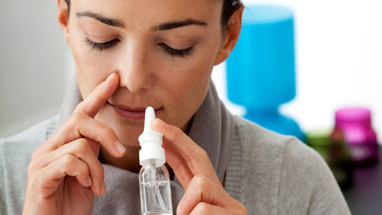 Vệ sinh mũi bằng nước muối sinh lý trước khi nhỏ thuốc giúp đào thải bớt dịch nhầy và vi khuẩn ra ngoài