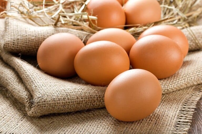 Trứng có nhiều protein không tốt cho da bị viêm nhiễm, mẹ và bé cần tránh các món ăn được chế biến từ trứng