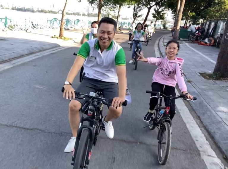Anh Nhâm Quang Đoài cùng con gái cùng tham gia hoạt động tập thể với mọi người