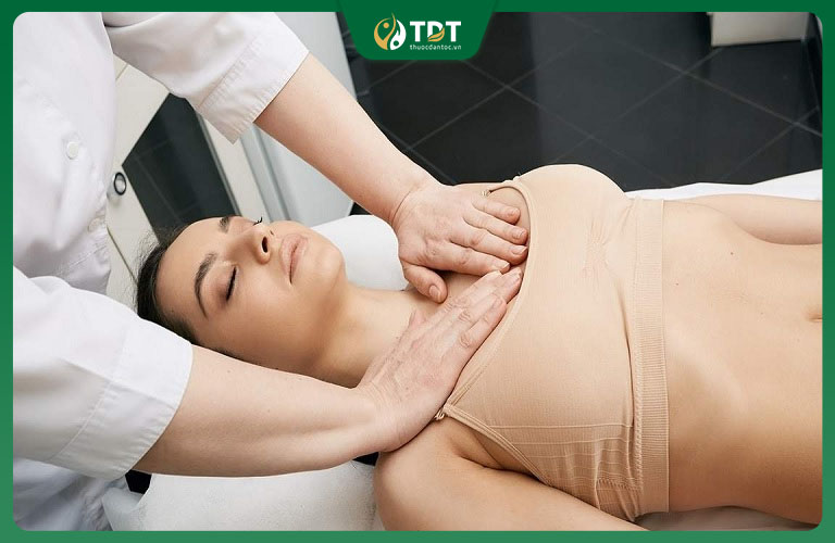 Massage giúp giảm tình trạng ngực căng và đau