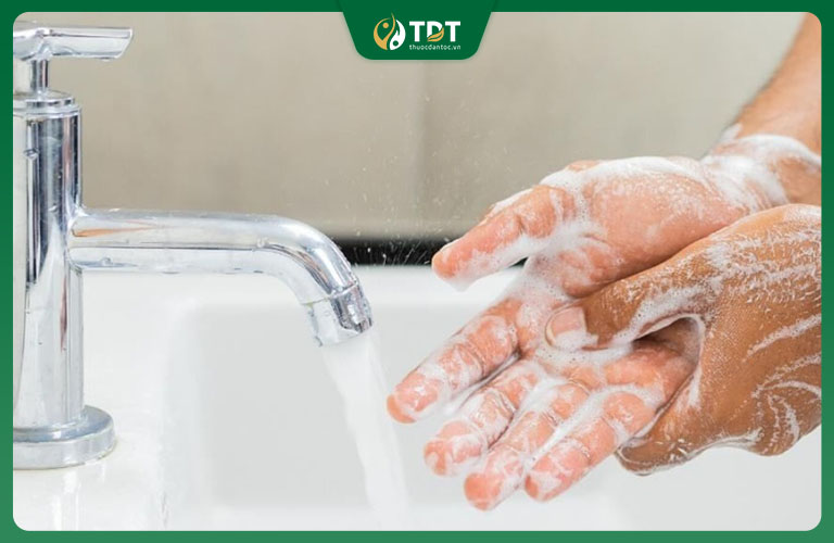 Bạn nên rửa tay sạch sẽ để tránh bị vi khuẩn xâm nhập