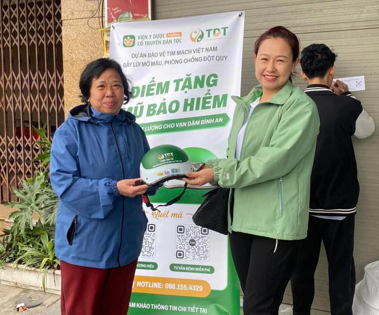 Bà Đinh Kim Thoa tặng mũ và checkin tuyên truyền dự án cùng bà con