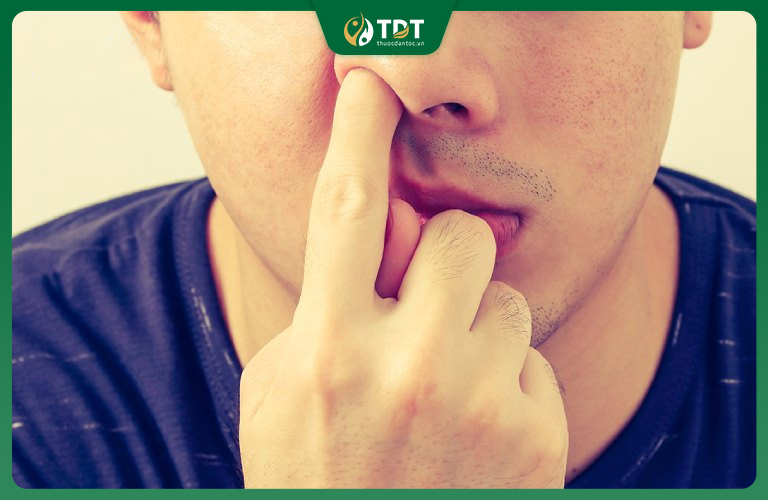 Ngoáy mũi làm tăng nguy cơ bị tổn thương niêm mạc mũi, gây chảy máu