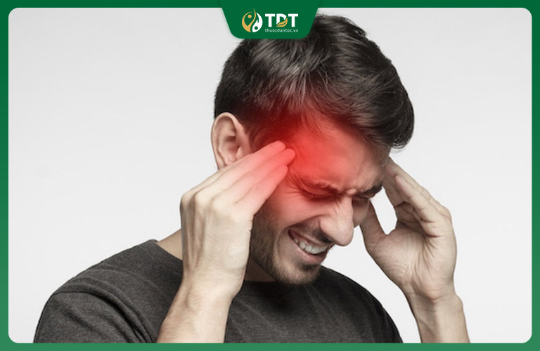 Người bị polyp mũi sẽ bị đau đầu, cảm thấy nặng nề ở mặt